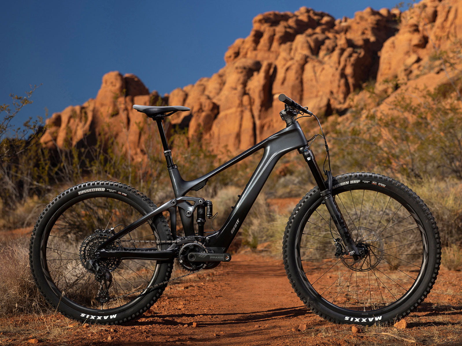Lightweight vs Full-Powered Electric Mountain Bikes: Key Differences